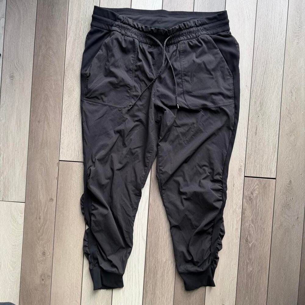 Lululemon dance studio jogger crop